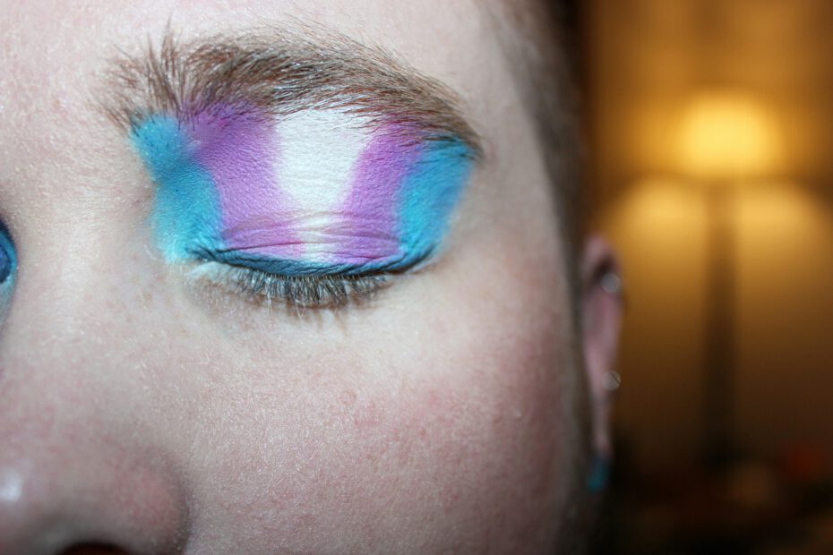 Die Trans* Flagge als Make-up auf einem Auge
