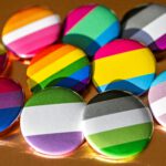 verschiede Pride Button auf einem kupferfarbenen Hintergrund