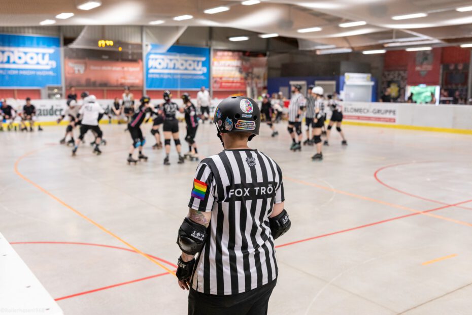 Official mit Blick auf das Spielgeschehen auf dem Track